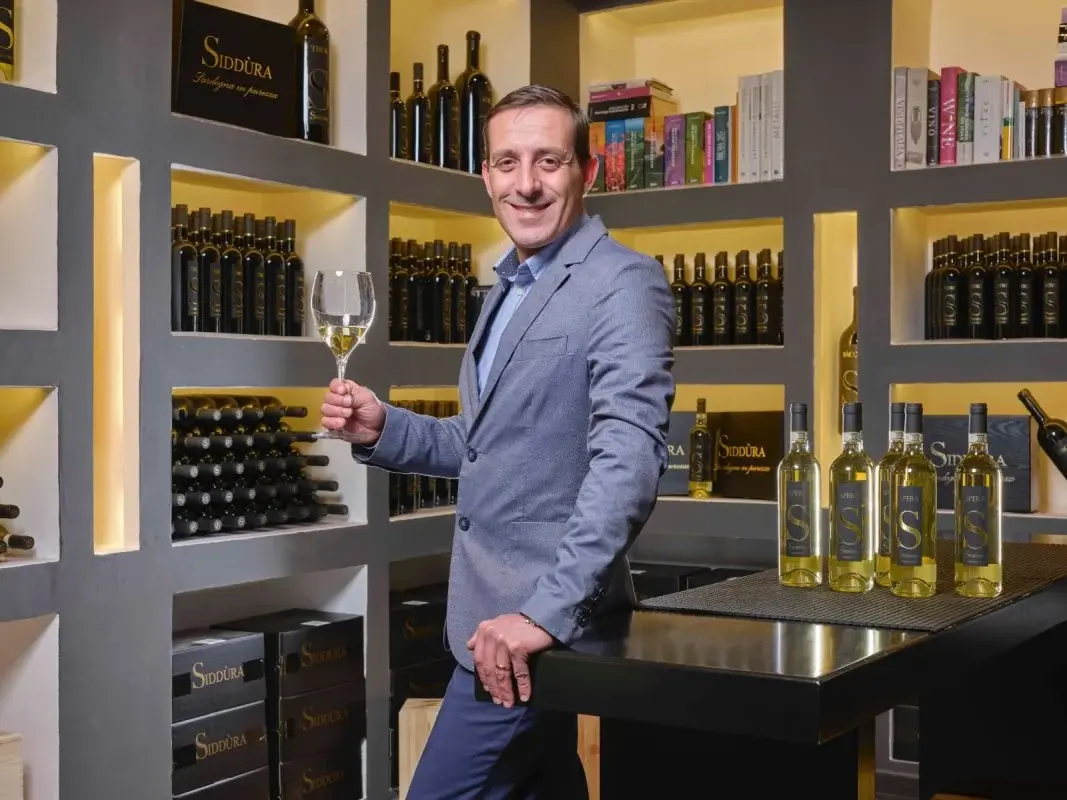 L’amore per la Sardegna dentro ad una bottiglia di vino: la storia di Cantine Siddùra