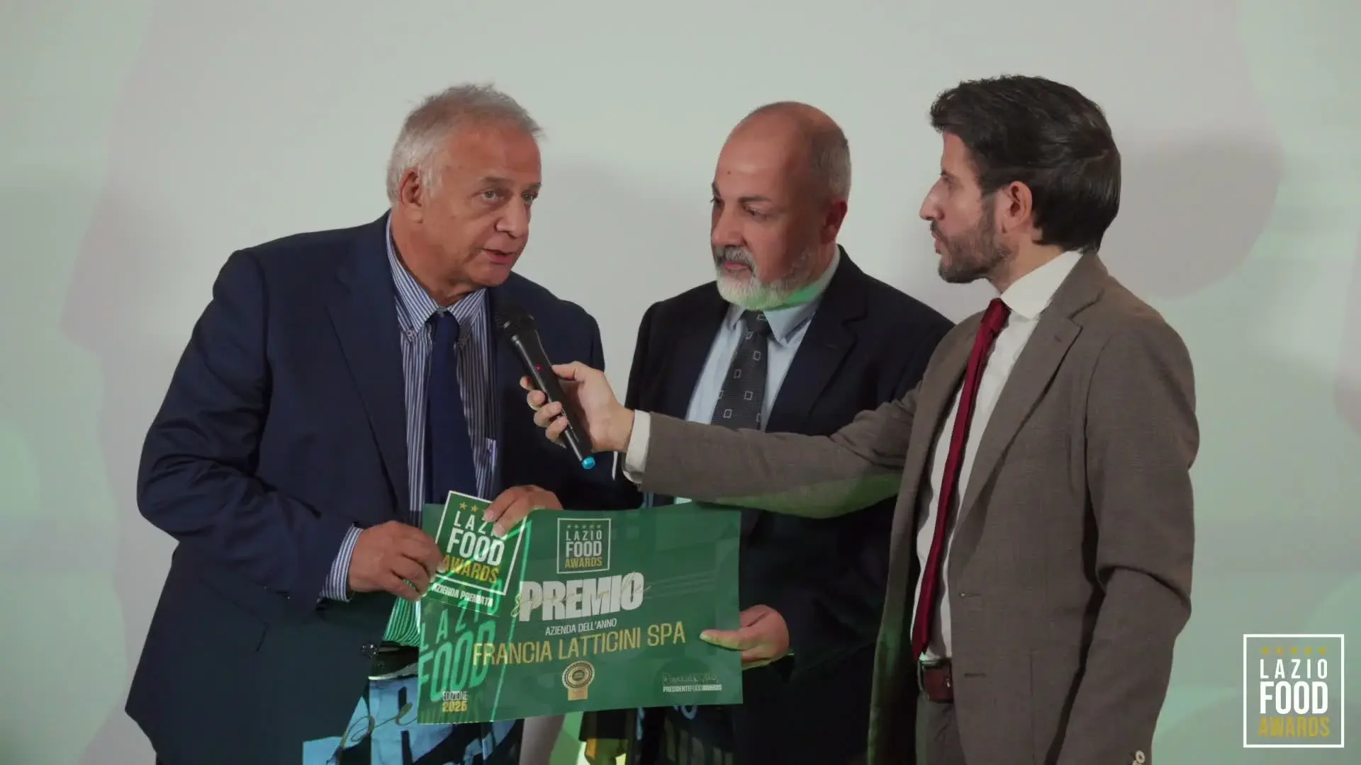 La consegna del riconoscimento a un’impresa premiata